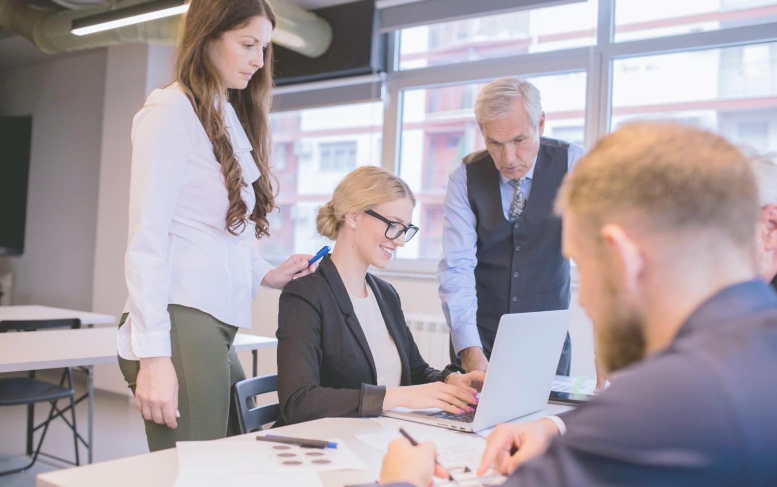 Séance de travail collaboratif sur les stratégies budgétaires